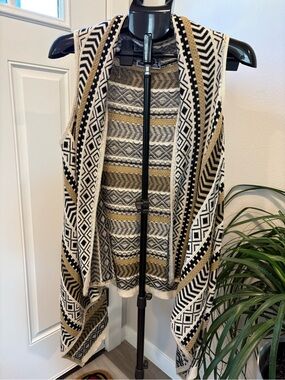 212 New York Metallic Neutral Patterned Vest